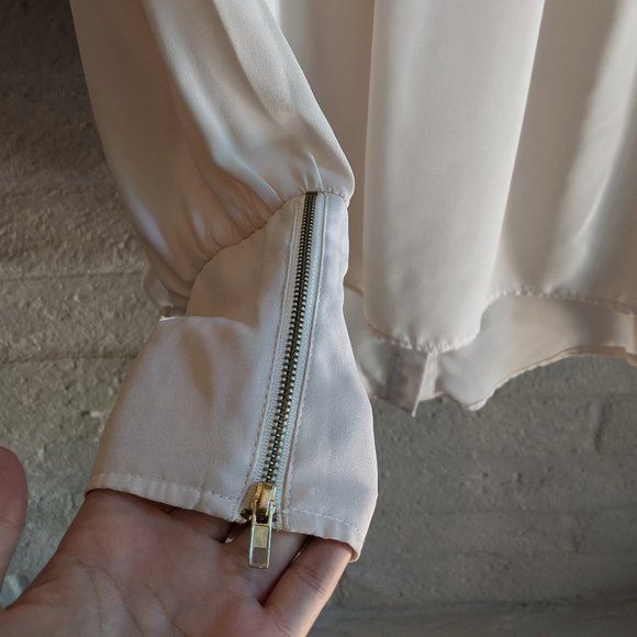 Love Culture sheer button back blouse - Picture 4 of 5